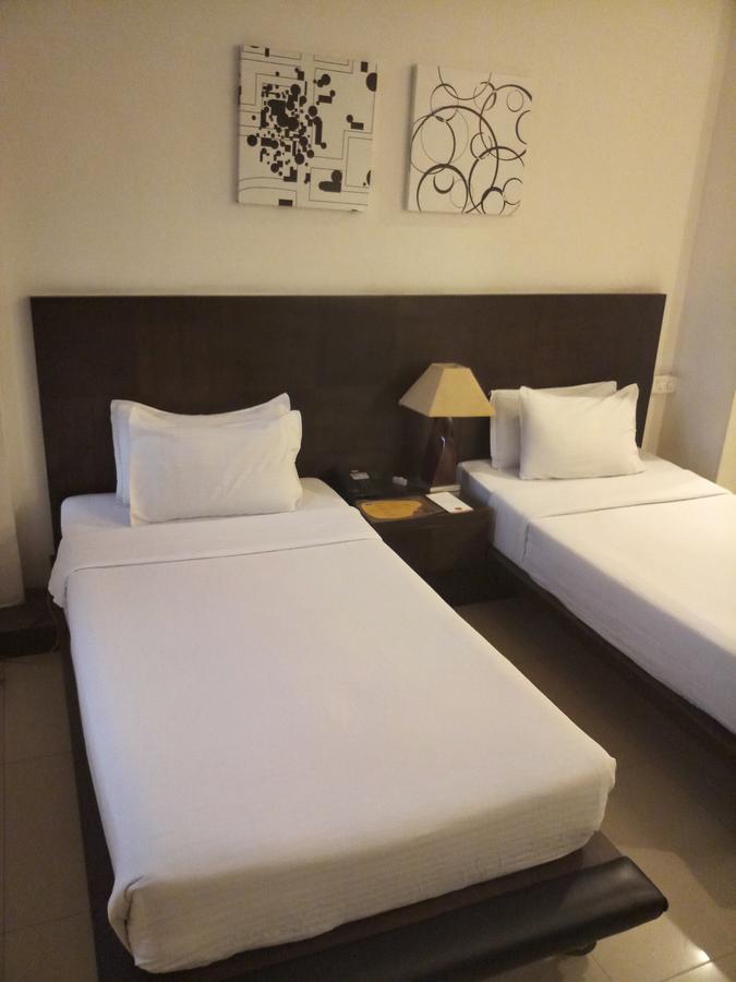 The Seventeen Degrees Hotel Dhanbād Exteriör bild
